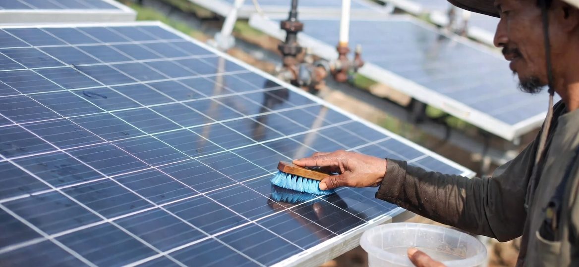 Perawatan Panel Surya Irigasi Otomatis